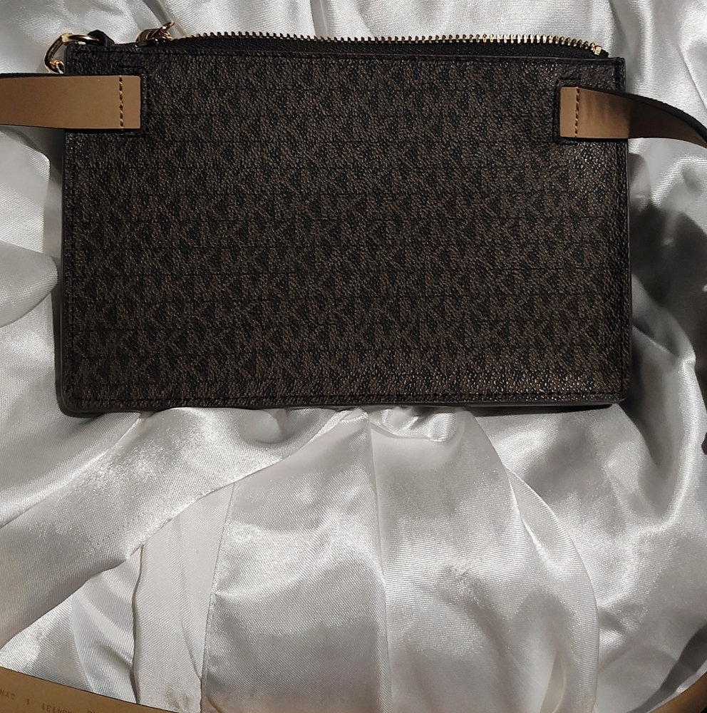 Michael Kors Brown Crossbody Bag Chic and Versatile - Picture 4 of 9